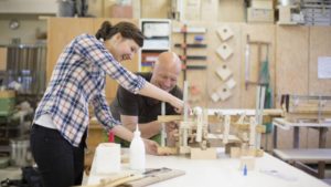 Zusammenarbeit in der Holzwerkstatt