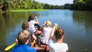 Eine Gruppe Überlebender auf dem Wasser im Kanu