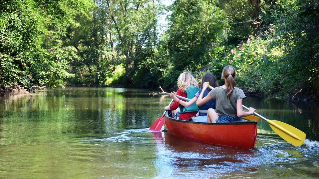 3er Gruppe im Kanuboot auf dem Wasser