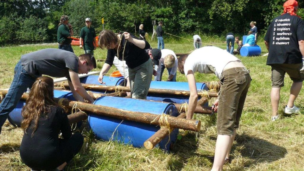 Gruppe Floßbauer bauen ein Floß im Freien