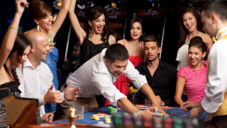 Gruppe am Roulette Tisch, die sich freut